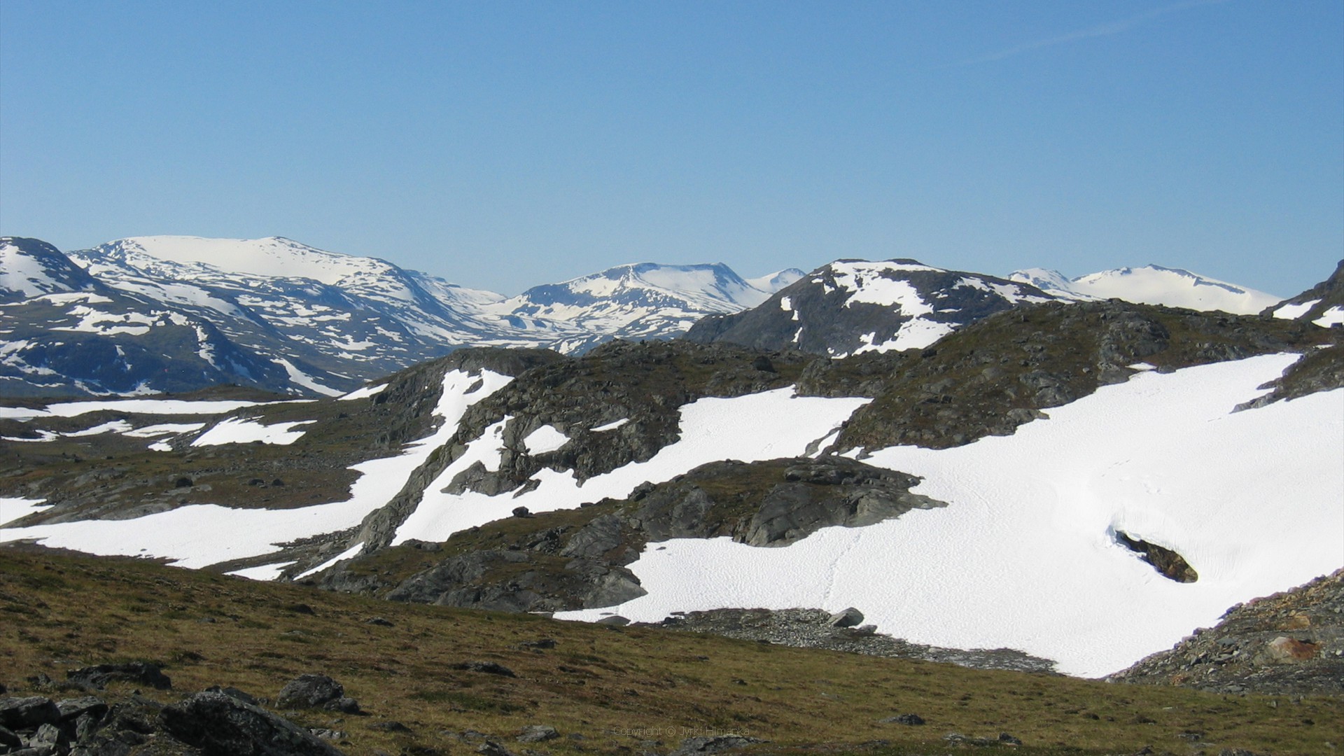 Vasemmalla Rivgojiehkki, jäätikkö Norjan ja Ruotsin rajalla.Siitä oikealle Caihnavaggi, jonka läpi tulimme