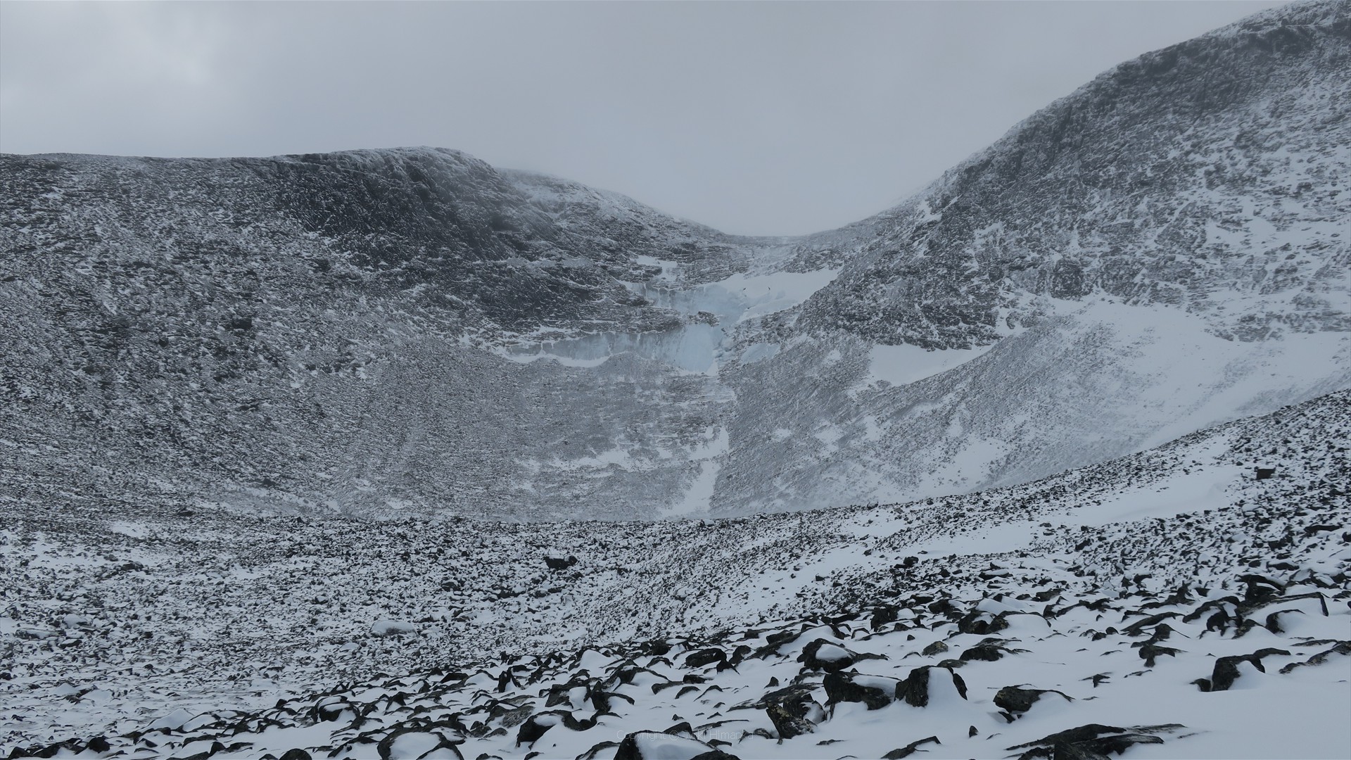 Pieni jäätikön uurtama kuoppa Tjåmuhasin pohjoispuolella