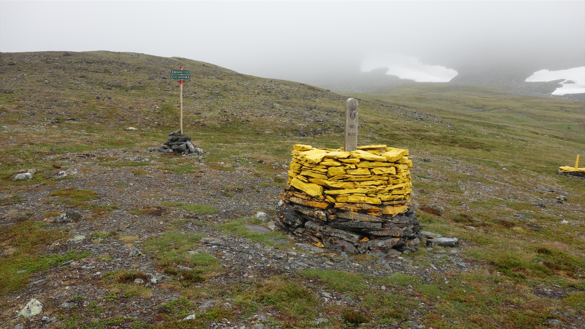 Saavuimme Ruotsiin ja merkitylle vaellusreitille, viitan mukaan Rostahyttalle 11 km, Gappohyttalle 9,3 km