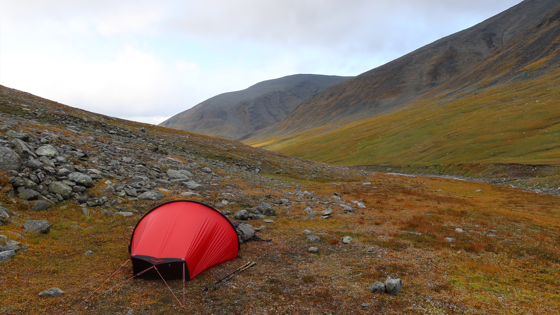 Toinen telttapaikka tuulensuojassa